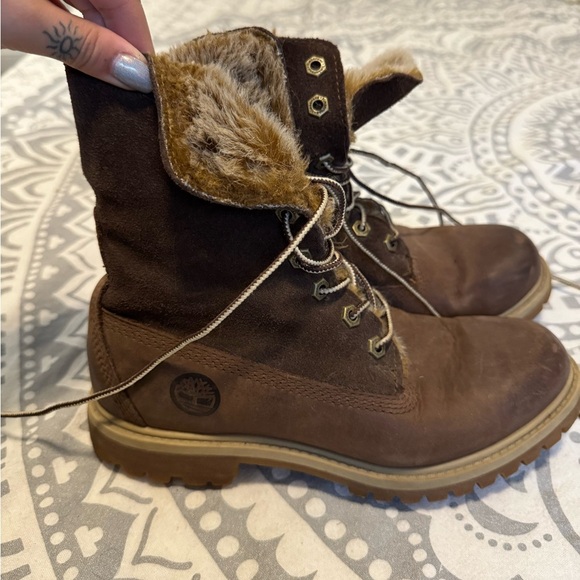 Women’s timberland fur lined boots - Picture 2 of 4